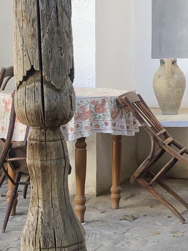 Задвинутые стулья в отеле Биби Ханым Бутик отель