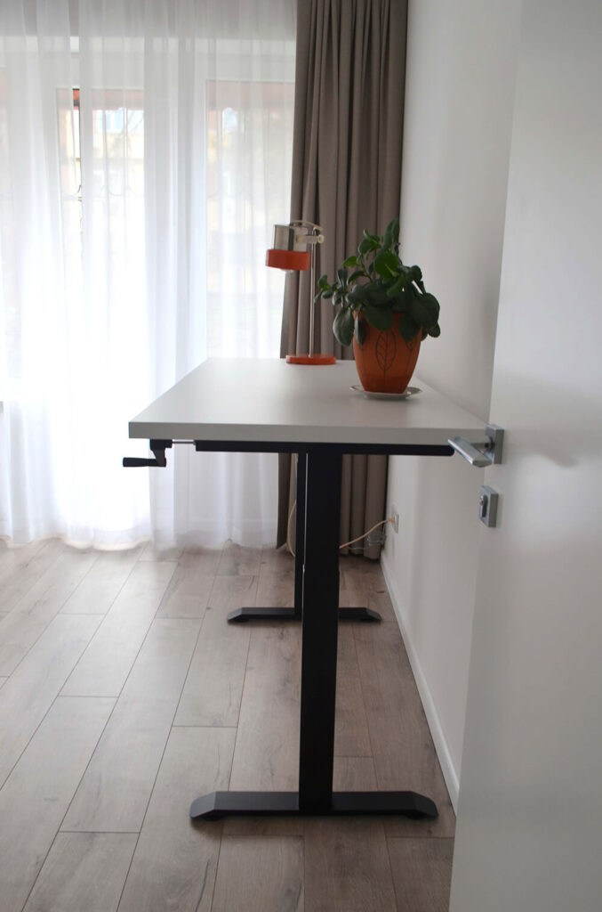 Минималистичный рабочий стол на подъёмном механизме