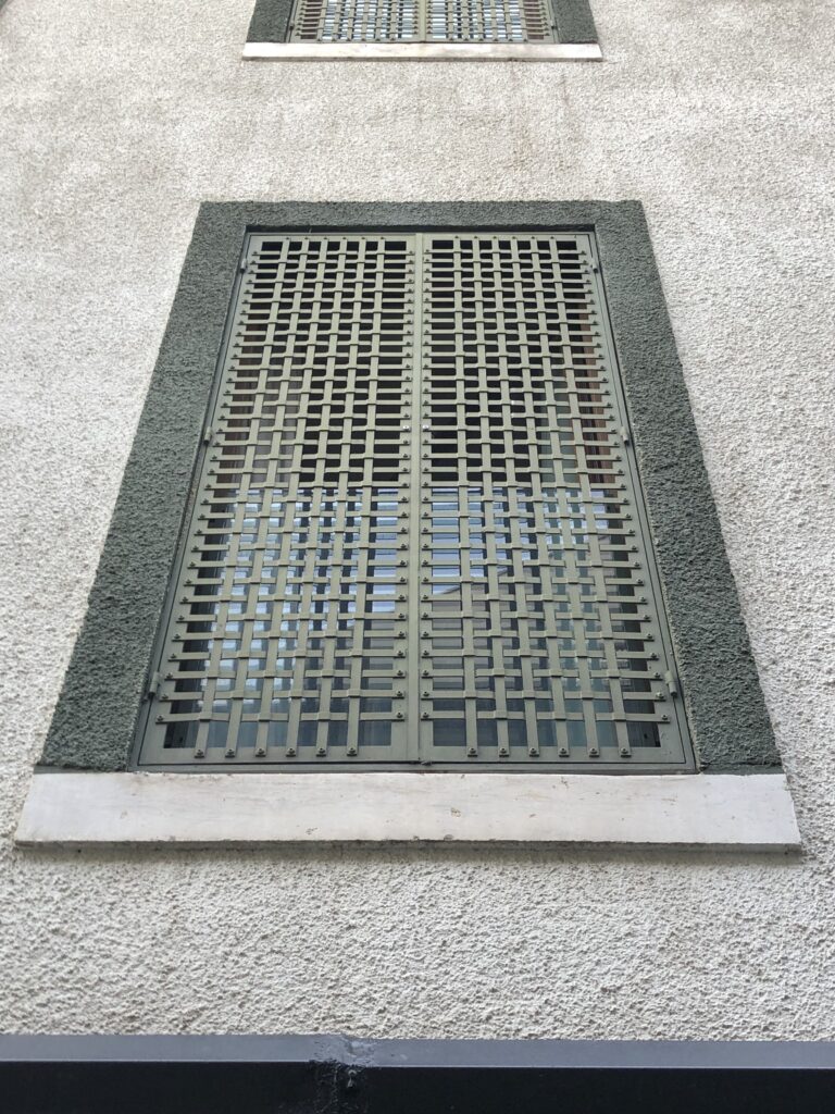 Green shutters Roommate Emir