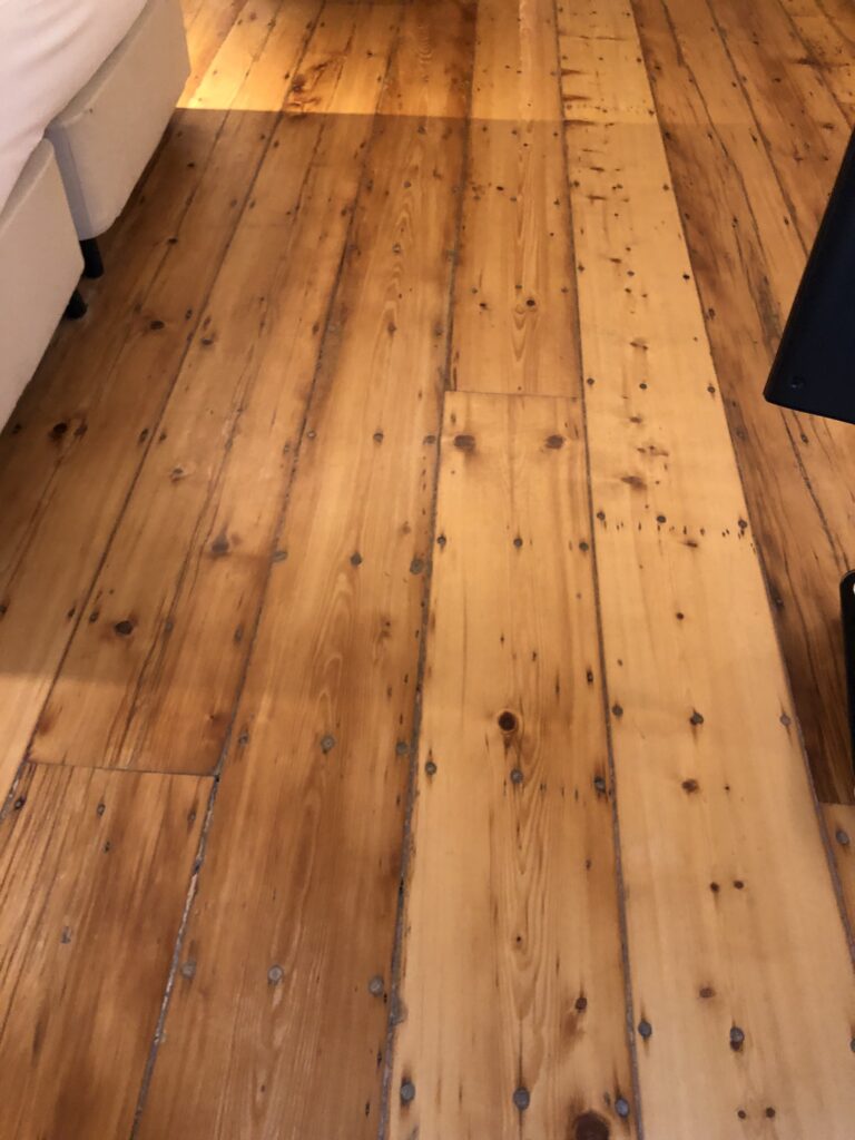 Это номер на 2-м этаже. Я знаю людей, которые такие полы демонтируют. Тут реставрировали.